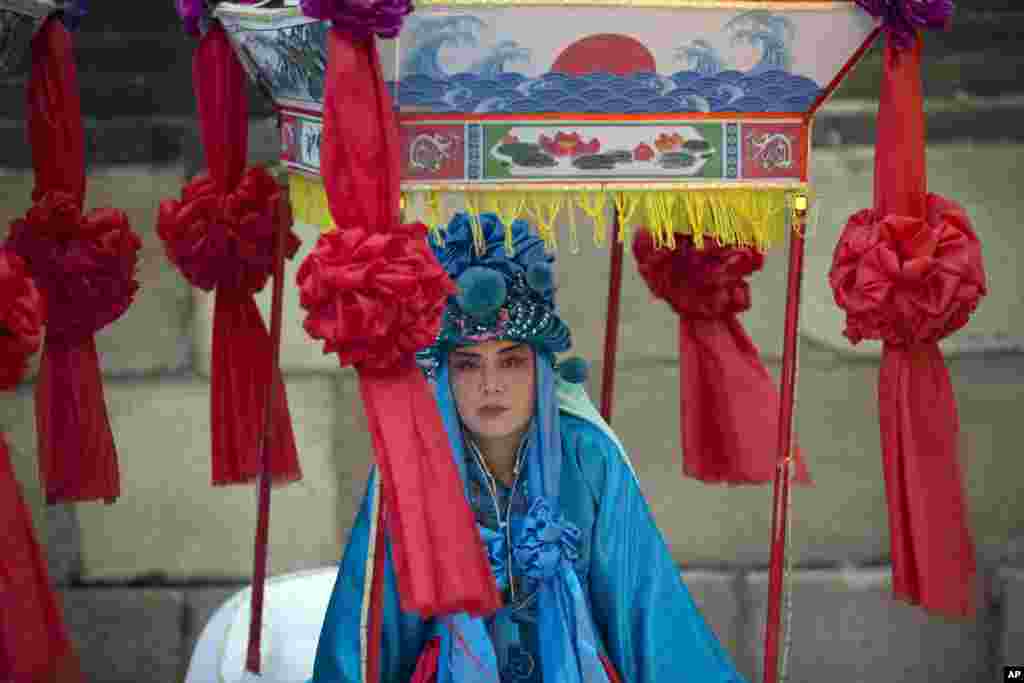 A performer prepares to take part in a ceremony to mark the one year anniversary of Beijing&#39;s successful bid for the 2022 Winter Olympics and Paralympics at the Badaling Great Wall in Beijing, China.