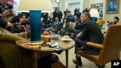 지난 4일 워싱턴 백악관에서 바락 오바마 미국 대통령이 자신의 이민개혁 지지자들과 만났다. (자료사진)