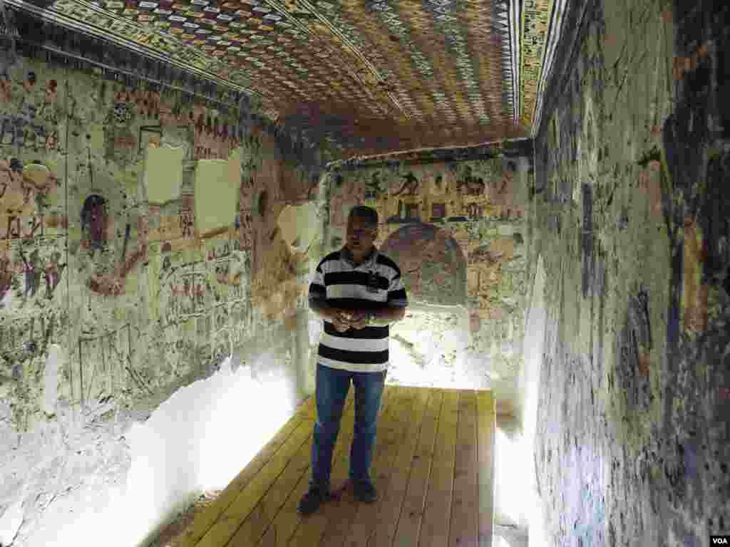 Egyptian Antiquities Minister Mamdouh Eldamaty speaks about the art history depicted on murals inside the newly opened tombs of nobles who died more than 3,000 years ago, Luxor, Egypt, Nov. 5, 2015. (H. Elrasam/VOA)