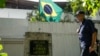 ARCHIVO - La bandera de Brasil ondea en la embajada de Argentina en Caracas, Venezuela, el 1 de agosto de 2024. 