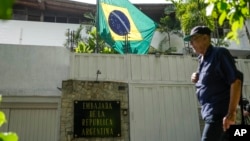 ARCHIVO - La bandera de Brasil ondea en la embajada de Argentina en Caracas, Venezuela, el 1 de agosto de 2024. 