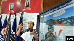 Kepala Pusat Data Informasi dan Humas Badan Nasional Penanggulangan Bencana (BNPB) Sutopo Purwo Nugroho saat menjelaskan daerah rawan bencana di Indonesia, dalam jumpa pers hari Rabu (2/1). (Foto: dok)