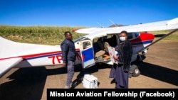 Layanan Dokter Terbang Lesotho terbang bersama Mission Aviation Fellowship ke Lebakeng untuk memberikan dosis pertama vaksin COVID-19 kepada petugas kesehatan. (Foto: Facebook/@maf.org)