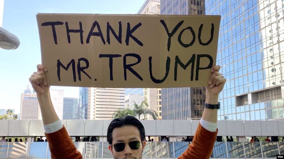 Demonstrant u Hong Kongu zahvaljuje američkom predsedniku Donaldu Trampu zbog zakona kojim je podržao prodemokratski pokret 