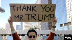 Um manifestante pró-democracia em Hong Kong exibe um cartaz dizendo "Obrigado Sr. Trump".