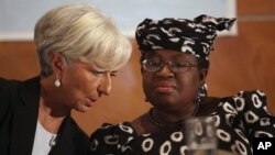 La directrice du FMI Christine Lagarde, à gauche, et la ministre des Finances nigériane Ngozi Okonjo-Iweala lors d'une table ronde avec des dirigeants d'entreprises nigérianes à Lagos, au Nigeria, le 20 décembre 2011. (AP Photo/Sunday Alamba)