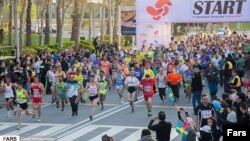 Le 1er Marathon de Téhéran le 7 avril 2017: seuls les hommes courent dans la rue sur 42 Km. Les femmes ne parcourent que 10 Km dans un stade fermé.