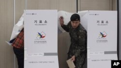 국회의원 선거가 열린 지난 2016년 4월 시민들이 서울의 한 투표소에서 투표하고 있다. (자료사진)