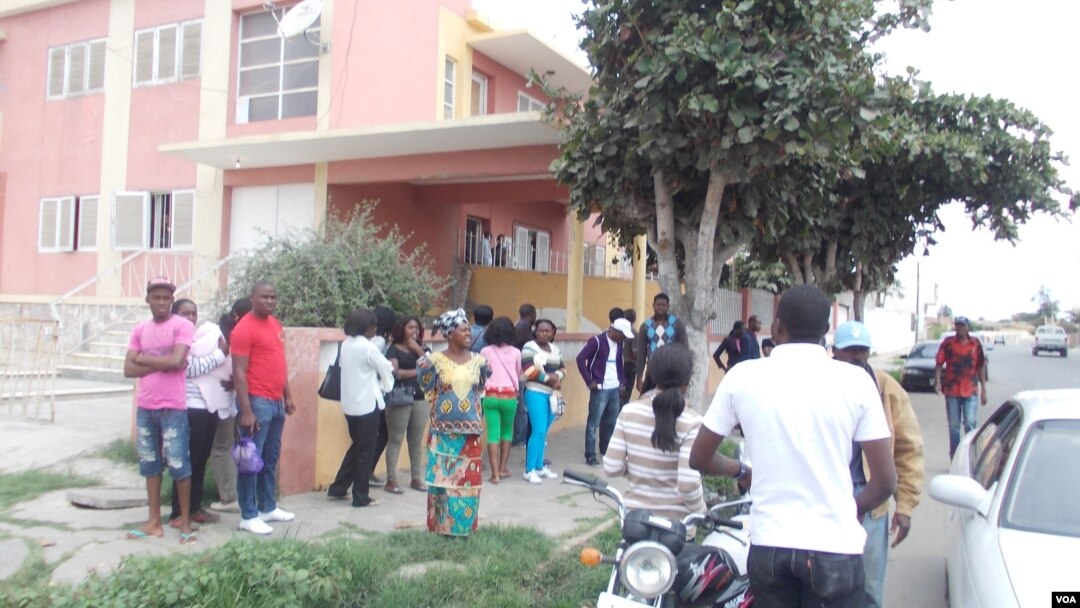 Protesto recente junto à Comissão Provincial Eleitoral do Namibe (VOA/Armando Chicoca)