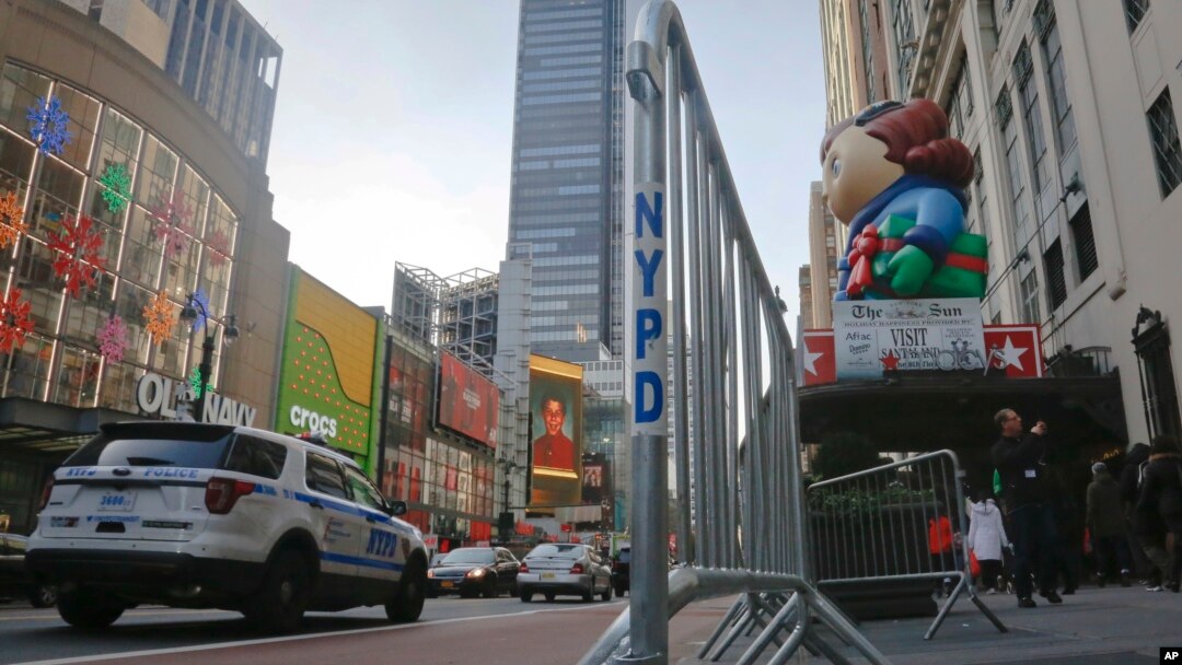 Pagar pembatas pengunjung terlihat berada di sekitar Macy's saat persiapan menjelang pelaksanaan "Macy's Thanksgiving Day Parade" di New York, 23 November 2016 (AP Photo/Bebeto Matthews).