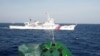2014年5月4日，越南海岸警卫队的一艘船在其海岸大约210公里处关注着南中国海上一艘中国海岸警卫队的船只。