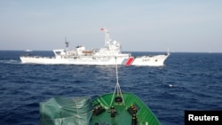 2014年5月4日，越南海岸警衛隊的一艘船在其海岸大約210公里處關注著南中國海上一艘中國海岸警衛隊的船隻。