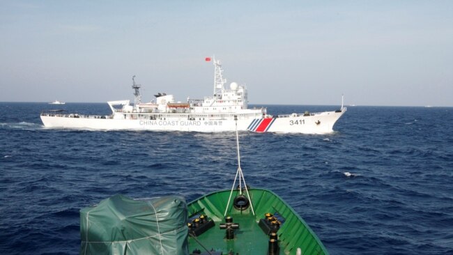 2014年5月4日,越南海岸警卫队的一艘船在其海岸大约210公里处关注着南中国海上一艘中国海岸警卫队的船只。