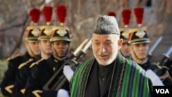 Presiden Afghanistan Hamid Karzai mendapat sambutan kehormatan dalam kunjungan di Paris (27/1).