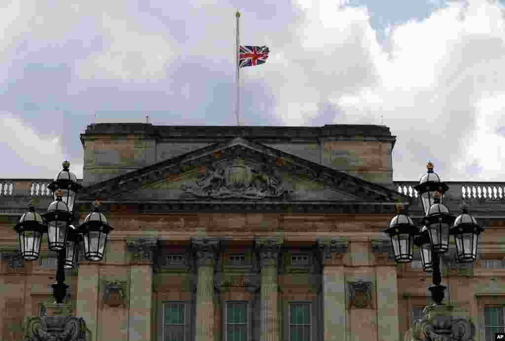 نیمه افراشته شدن پرچم انگلیس در کاخ باکینگهام پس از اعلام خبر درگذشت پرنس فیلیپ همسر ملکه بریتانیا