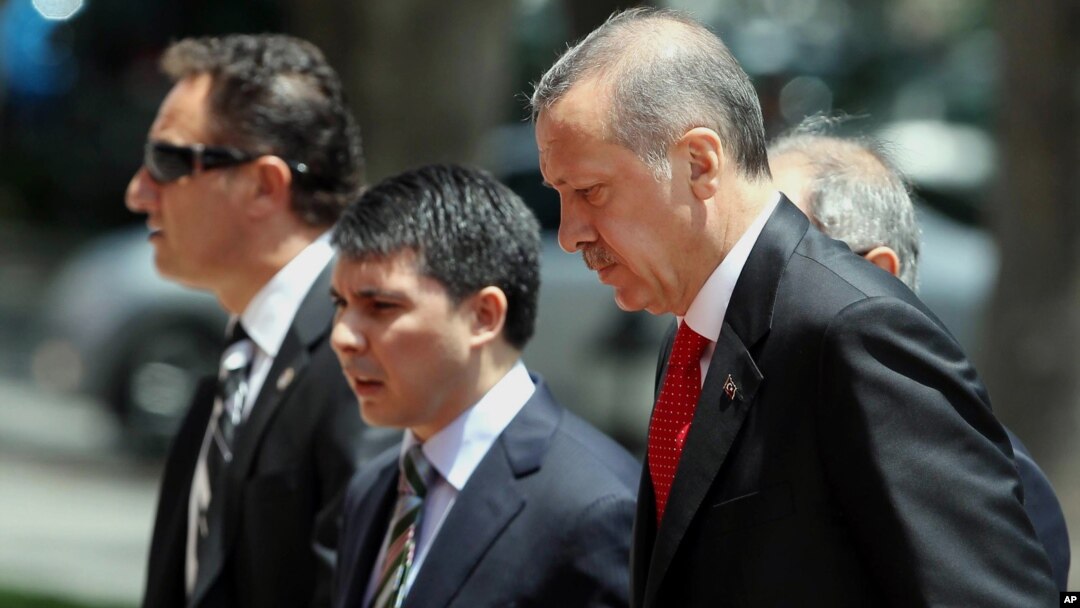 Turkiya Bosh vaziri Rajab Toyip Erdog'an Vazirlar mahkamasi majlisiga yo'l olmoqda, 25-iyun, 2012-yil.
