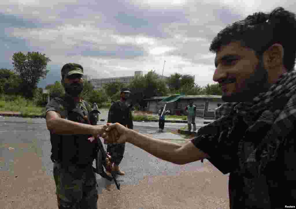 احتجاج میں شامل ایک کارکن فوجی اہلکار سے ہاتھ ملاتے ہوئے۔