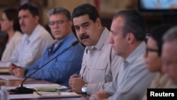 El presidente Nicolás Maduro responsabilizó a la oposición de fomentar estas sanciones que a su juicio solo buscan arrodillar a los venezolanos frente a Estados Unidos. 