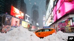 Un taxi passe par Times Square, New York, le 14 mars 2017