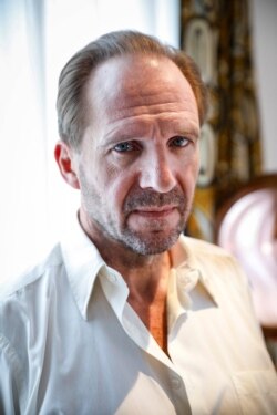 Aktor dan sutradara Inggris, Ralph Fiennes di Paris, Perancis, 30 Mei 2019. (Foto: GEOFFROY VAN DER HASSELT / AFP)