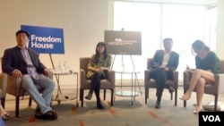 2015年5月28日，鲍朴、郭小橹和慕容雪村及翻译(从左至右)在华盛顿谈中国的言论自由和内容审查。（美国之音海伦拍摄）