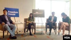 2015年5月28日，鲍朴、郭小橹和慕容雪村及翻译(从左至右)在华盛顿谈中国的言论自由和内容审查。（美国之音海伦拍摄）