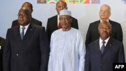 Président Félix Tshisekedi (G), mokokani wa ye ya Tchad Idriss Deby (C), na ya Ali Bongo Ondimba ya Gabon na likita lya bakonzi ba bikolo bya CEEAC na libreville, Gabon, 18 décembre 2019.