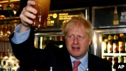 Pemimpin partai konservatif Inggris, Boris Johnson saat mengunjungi sebuah bar di London. 