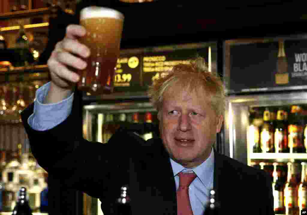 بوریس جانسون یکی از دو گزینه احتمالی نخست وزیری بریتانیا در حاشیه یک مهمانی حزب محافظه کار، لیوان آبجوی خود را بالا برده است.&nbsp;