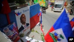 ARCHIVO - Un mural con el retrato del difunto presidente Jovenel Moïse adorna una pared en el vecindario Kenscoff de Puerto Principe, 21 de julio de 2021.