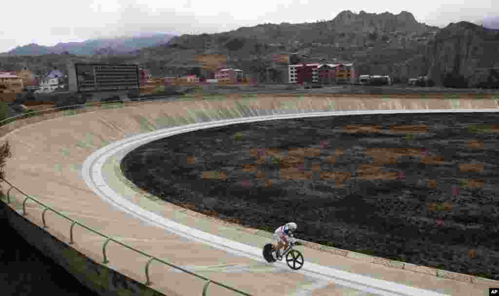 French cyclist Claude Bares, rides on his bicycle at the Alto Irpavi velodrome in La Paz, Bolivia, Aug. 31, 2014.