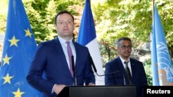 Menteri Kesehatan Federal Jerman Jens Spahn, didampingi Tedros Adhanom Ghebreyesus, Direktur Jenderal Organisasi Kesehatan Dunia (WHO), dalam konferensi pers di Jenewa, Swiss, 25 Juni 2020. 