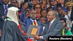 Rais Uhuru Kenyatta akipongezwa na Jaji Mkuu David Maraga baada ya kuapishwa Nairobi, Kenya Novemba 28, 2017. REUTERS/Baz Ratner