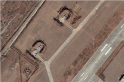 2019년 의주 비행장에 배치된 소형 폭격기들의 모습. 자료=Maxar Technologies/Google Earth