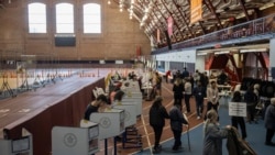 Suasana di salah satu TPS di Park Slope Armory YMCA, New York, Selasa, 5 November 2024. (Yuki Iwamura/AP)