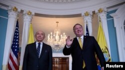 El canciller ecuatoriano, Luis Gallegos, (izq) se reúne con el secretario de Estado de Estados Unidos, Mike Pompeo, (der) en Washington el 9 de noviembre de 2020 para conversar asuntos bilaterales.