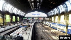 Pemandangan salah satu stasiun kereta api di Hamburg, Jerman, pada 11 Agustus 2021. (Foto: Reuters/Fabian Bimmer)