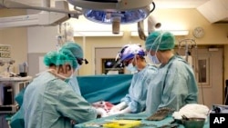 Tim dokter di University of Goteborg di Swedia melakukan praktik operasi sebelum transplantasi rahim di Rumah Sakit Sahlgrenska di Goteborg. (Foto: Dok)