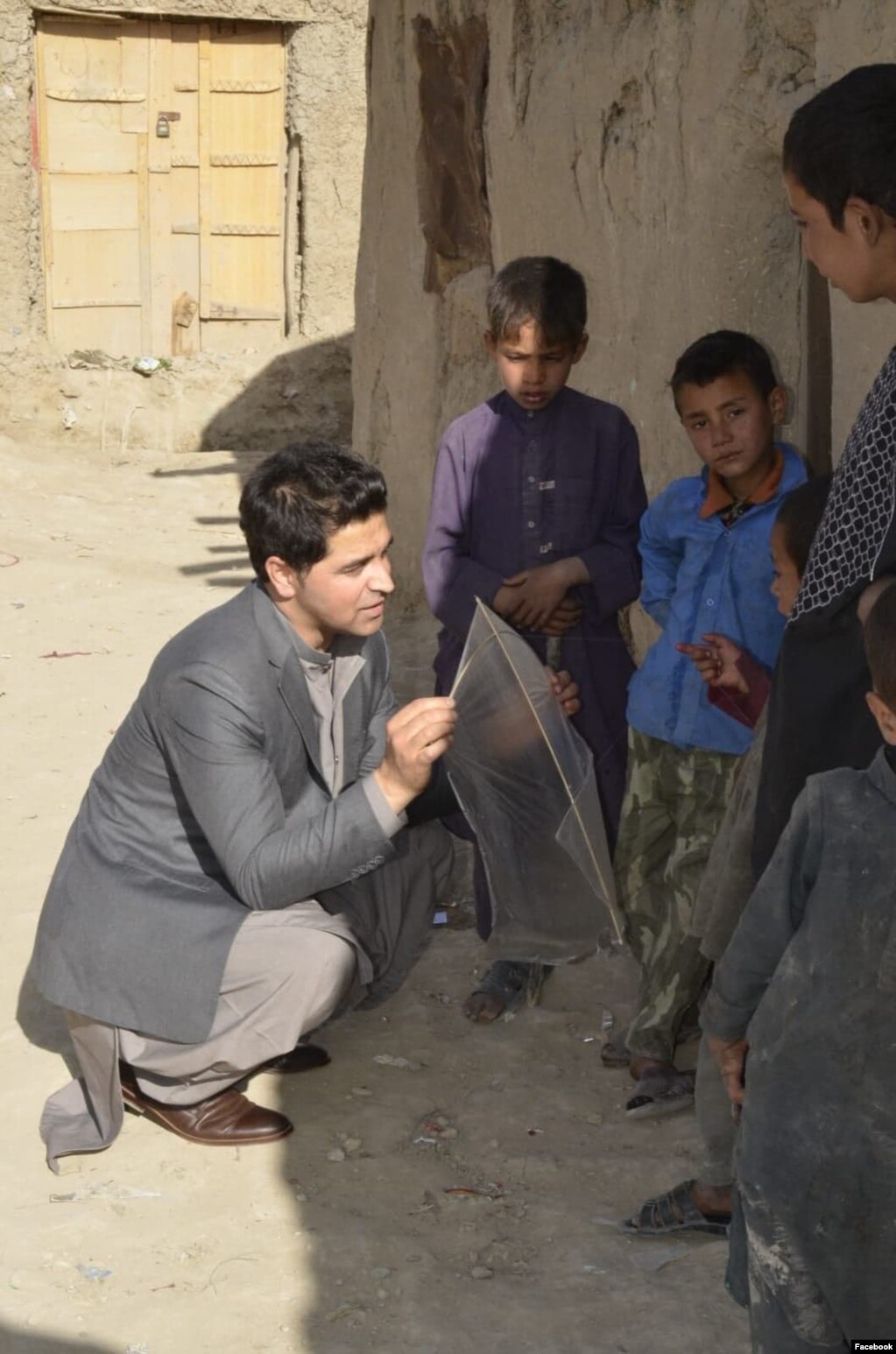داکتر آرین در یکی از کمپ های مهاجرین در شهر کابل با کودکان 