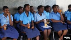 Anak perempuan Malawi beristirahat sejenak seusai mengikuti kegiatan di Klub Anak Perempuan (Girl's Club) di Mulanje, Malawi. (Photo: VOA/Lameck Masina). 