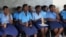 Anak perempuan Malawi beristirahat sejenak seusai mengikuti kegiatan di Klub Anak Perempuan (Girl's Club) di Mulanje, Malawi. (Photo: VOA/Lameck Masina).