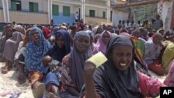 Des déplacées somaliennes attendant de recevoir une aide alimentaire