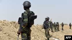 Des soldats camerounais à Fotokol, ville frontalière avec le Nigeria, le 17 février 2015. (Photo AP)