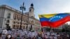 Venezolanos participan en una protesta en apoyo a Juan Guaidó en la Plaza de la Puerta del Sol en Madrid, España, el 30 de abril de 2019.