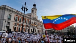Venezolanos participan en una protesta en apoyo a Juan Guaidó en la Plaza de la Puerta del Sol en Madrid, España, el 30 de abril de 2019.