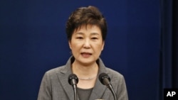 박근혜 한국 대통령이 지난해 11월 대국민 담화를 통해 최순실 국정농단에 대한 입장을 밝히고 있다.