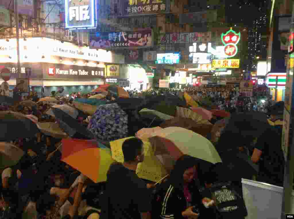 香港占领人士在旺角占领区砵兰街与警方对峙 (美国之音海彦 拍摄)