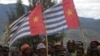 Para pendukung Organisasi Papua Merdeka (OPM) membawa bendera "Bintang Kejora" di Paniai Timur, Papua, 17 Oktober 2008. (Foto: dok).