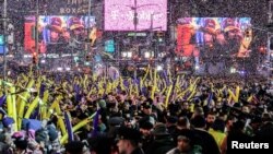 Para pengunjung Times Square di Manhattan, New York, merayakan malam pergantian tahun baru 2020. (Foto: Reuters/Jeenah Moon)