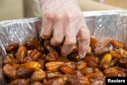 Umat Muslim menyiapkan makanan berbuka pada hari keenam Ramadan di Dar Al Hijrah Islamic Center di Falls Church, Virginia, 11 Mei 2019. (Foto: Reuters)